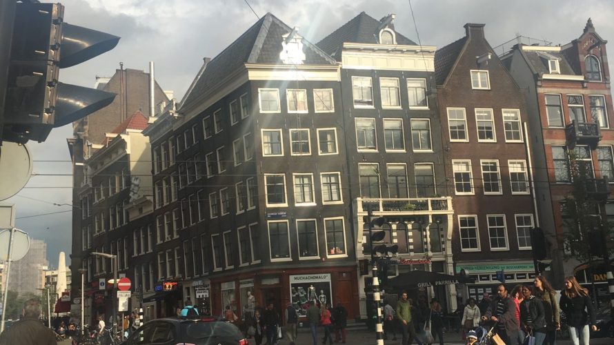 Netherlands TRAVEL GUIDE  滑車をつけて家具を運び込むアムステルダムの家